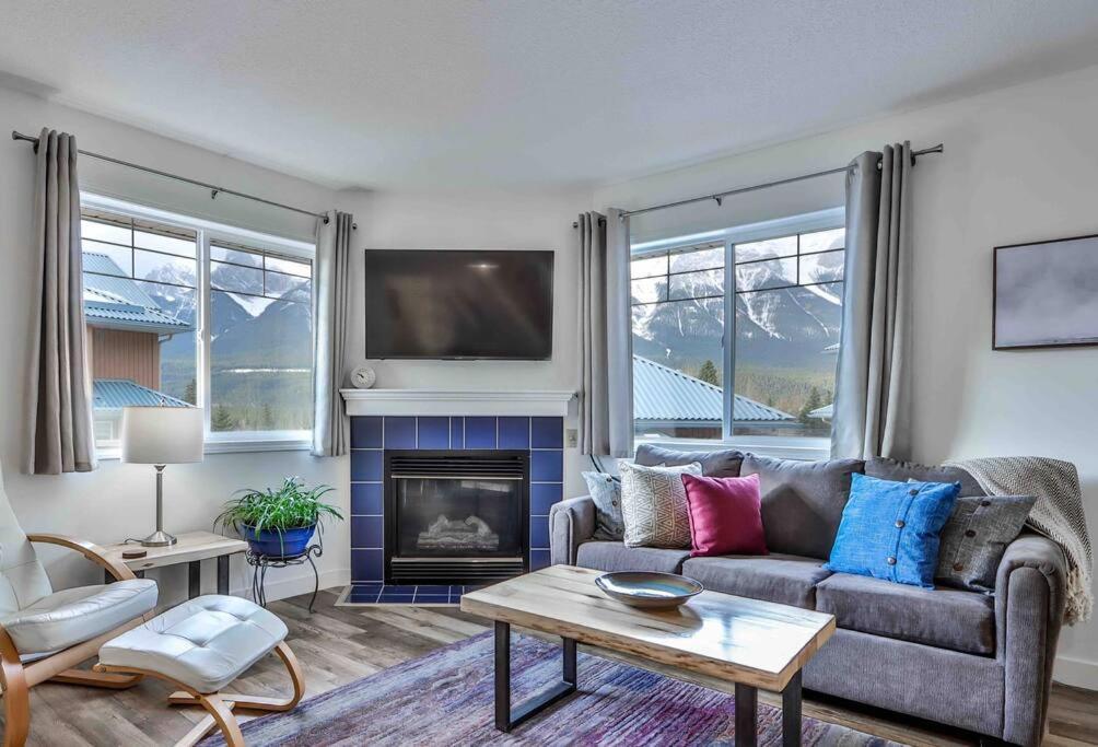 Big Mountain Views - Bright 2-Story Corner Unit Lejlighed Canmore Eksteriør billede