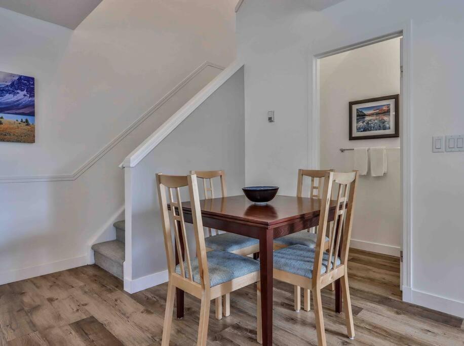 Big Mountain Views - Bright 2-Story Corner Unit Lejlighed Canmore Eksteriør billede