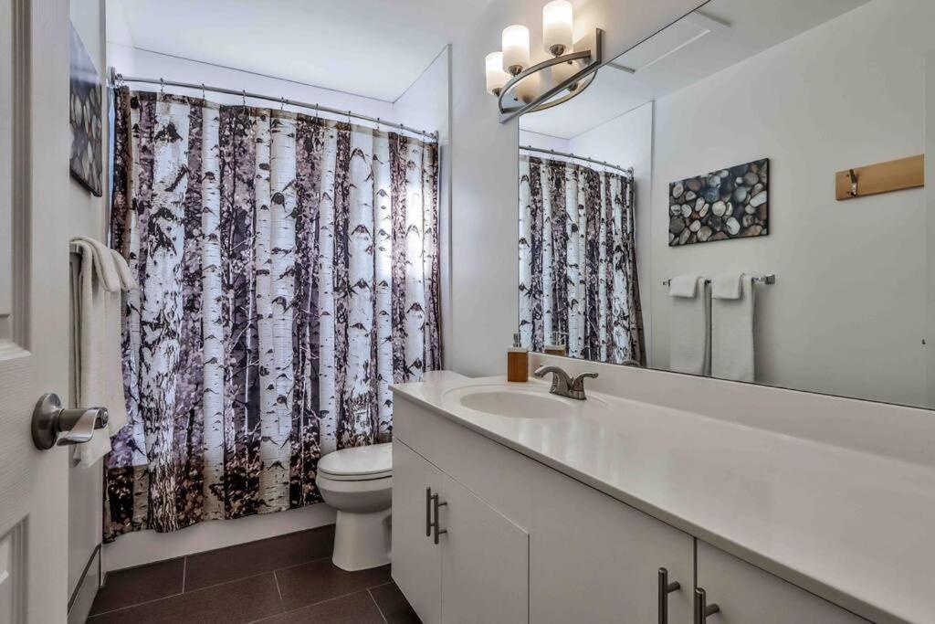 Big Mountain Views - Bright 2-Story Corner Unit Lejlighed Canmore Eksteriør billede