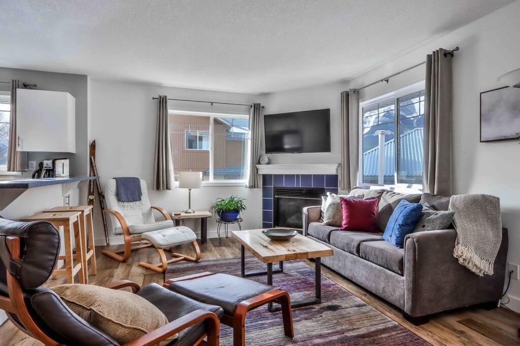 Big Mountain Views - Bright 2-Story Corner Unit Lejlighed Canmore Eksteriør billede