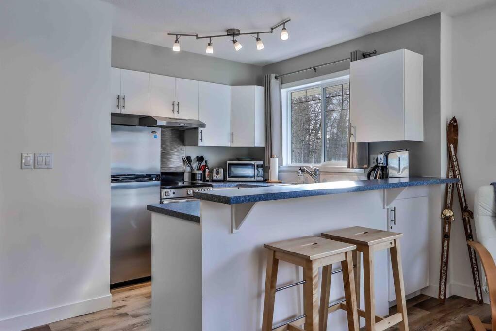 Big Mountain Views - Bright 2-Story Corner Unit Lejlighed Canmore Eksteriør billede