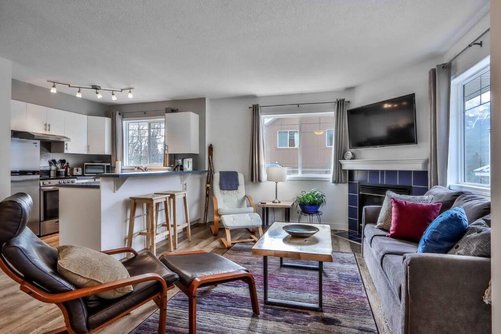 Big Mountain Views - Bright 2-Story Corner Unit Lejlighed Canmore Eksteriør billede