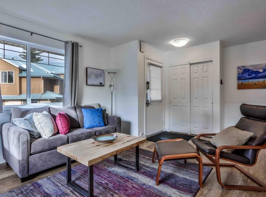 Big Mountain Views - Bright 2-Story Corner Unit Lejlighed Canmore Eksteriør billede