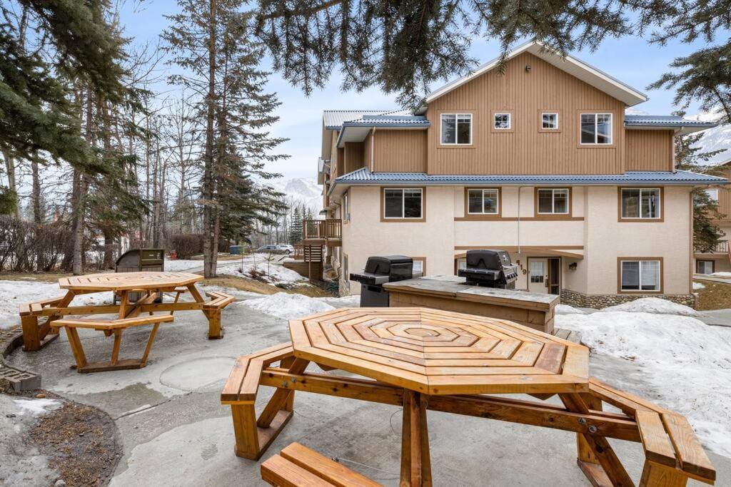 Big Mountain Views - Bright 2-Story Corner Unit Lejlighed Canmore Eksteriør billede