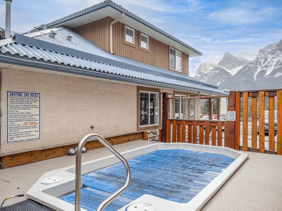 Big Mountain Views - Bright 2-Story Corner Unit Lejlighed Canmore Eksteriør billede