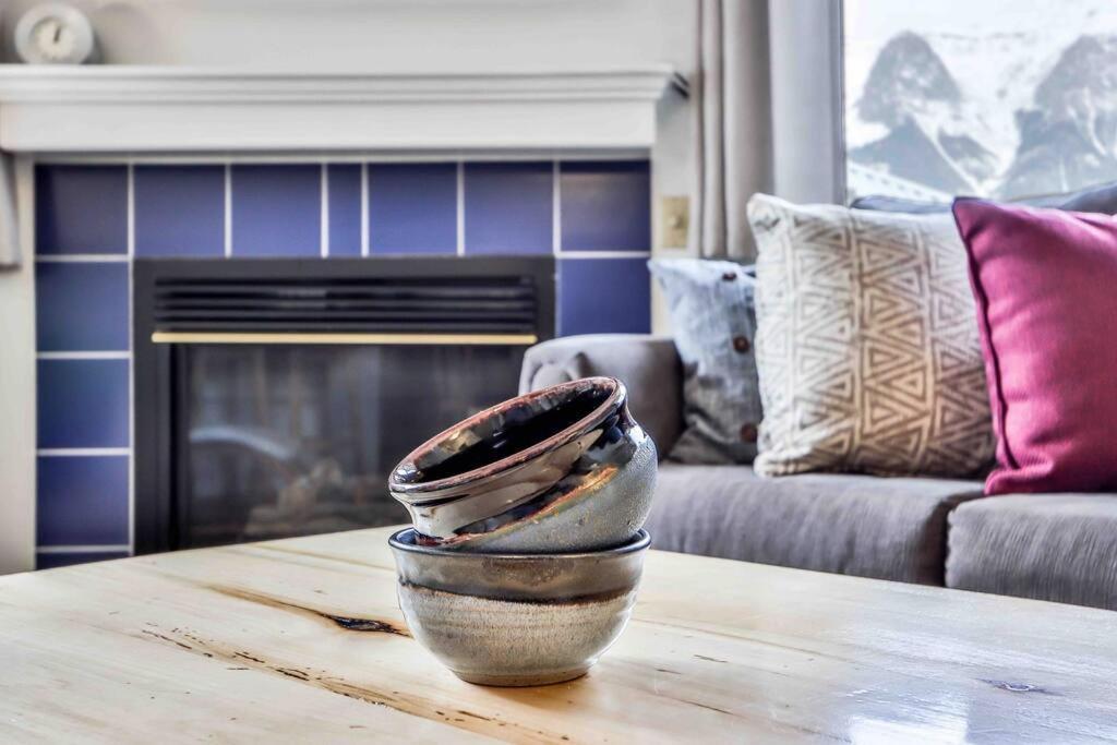 Big Mountain Views - Bright 2-Story Corner Unit Lejlighed Canmore Eksteriør billede